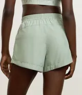 Bermuda deportiva femenina modelo runner color verde menta, con cintura elástica y diseño holgado con bajo redondeado.