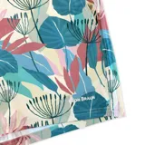 Short de baño Von Braun con estampado botánico de hojas en tonos verdes, amarillos y rosados. Presenta pretina fija con hebillas metálicas laterales para ajuste, cierre frontal con botón a presión, dos bolsillos laterales y uno trasero. Incluye interior con mesh hipoalergénico y tejido de secado rápido.