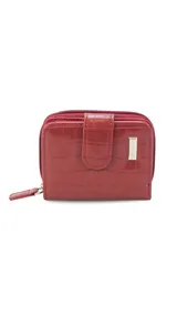Billetera corta de símil cuero con textura croco, cierre perimetral y solapa con broche a presión. Cuenta con tarjeteros, visor, compartimento para billetes y bolsillo posterior con cierre.