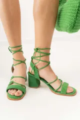 Sandalias de gamuza color marrón con tiras finas para atar al tobillo y taco cuadrado de 4 cm.