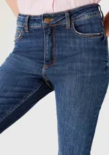 Pantalón de jean azul de corte flare, tiro medio y diseño clásico con bolsillos delanteros y traseros.