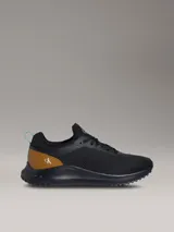 Championes Calvin Klein de malla color negro, con suela EVA y detalle de talón en tono tostado con logo cK.
