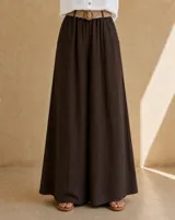 Pantalón wide leg color marrón chocolate, de tiro alto con cintura elástica fruncida y bolsillos laterales.