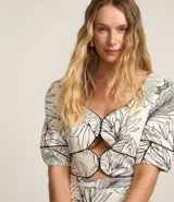 Vestido midi de viscosa y lino con estampado de hojas, escote corazón, mangas cortas abullonadas y recortes cut-out.