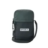 Bolso bandolera Rip Curl Slim Pouch Icons de color gris oscuro, con cierre principal y bolsillo frontal con cremallera. Incluye correa ajustable para el hombro y detalle del logo de la marca impreso en la parte delantera.