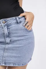 Minifalda de jean celeste, de tiro bajo y corte ajustado.