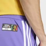 Pantalon deportivo Adidas Originals de corte recto, color violeta con las icónicas tres tiras blancas laterales. Presenta el nombre 'Bob' bordado en la parte frontal y el logo del trébol en la pierna. Cuenta con cintura elástica con cordón de ajuste.
