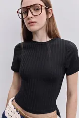 Top negro de manga corta confeccionado en tejido elastizado con textura acanalada, cuello redondo y calce al cuerpo.