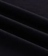 Remera de algodón color negro con cuello redondo y manga corta. Presenta un pequeño estampado gráfico en el centro del pecho con la frase 'Wild and Free'.