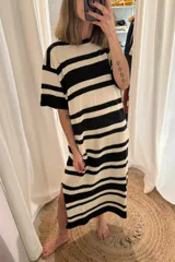 Vestido tejido artesanal a rayas horizontales en tonos marrón y rojo, con cuello redondo y mangas cortas.