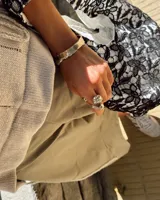 Anillo de diseño artesanal con estructura entrelazada de líneas irregulares y acabado orgánico. Pieza ajustable fabricada en metales nobles.