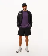 Bermuda deportiva Get Over para hombre, color negro, confeccionada en tejido tecnológico de poliéster con elastano. Presenta cintura elástica con cordón ajustable y bolsillos laterales con cierre.