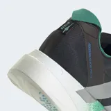 Championes de running Adidas Adizero Adios Pro 4, color negro con tres franjas plateadas. La mediasuela es blanca con degradado en tonos verde menta y azul turquesa. El forro interior es verde esmeralda.