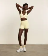 Bermuda corta deportiva marca Get Over, estilo crossfitera, de color amarillo claro, confeccionada en microfibra lisa con diseño sin gancho delantero.