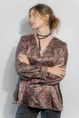 Camisa de seda con estampado floral en tonos bordó, marrón y negro. Presenta un corte amplio, escote en V con cierre frontal de botones, mangas largas abullonadas y frunces en hombros y espalda.