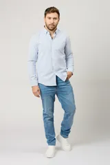 Jean de corte recto y tiro medio, confeccionado en denim de algodón con lavado azul claro. Presenta costuras reforzadas, cierre frontal con cremallera y botón metálico, además de bolsillos laterales y traseros.