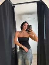 Body negro sin mangas con escote strapless.