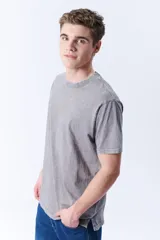 Remera de manga corta color gris oscuro con efecto lavado.