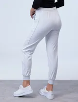 Pantalón jogger color beige, marca Zac & Rachel, con pretina ancha elastizada, lazo de ajuste, bolsillos delanteros y puños elastizados en los tobillos.