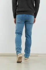 Pantalón de jean de corte skinny, color azul.