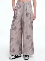 Pantalón de corte amplio y recto, confeccionado en lyocell con estampado orgánico efecto lavado en tonos beige y gris. Presenta tiro alto con cintura elastizada y bolsillos laterales.