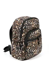 Mochila con estampado animal print de leopardo, con dos compartimentos con cierre y correas ajustables.