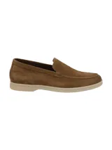 Mocasín de cuero gamuzado color marrón para hombre, con suela de goma blanca y punta redonda.