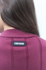 Sweater de tejido fino con textura rib, color bordó, de cuello alto y manga larga con diseño holgado.