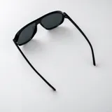Lentes de sol Tyla de estilo aviador con armazón negro de policarbonato y detalles metálicos dorados en las bisagras. Cuentan con lentes oscuras con protección UV400.