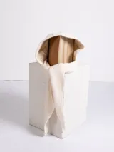 Bufanda de punto gris con capucha integrada, diseñada con un tejido de textura suave y terminaciones en punta.