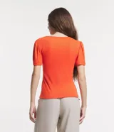 Blusa en viscosa acanalada color naranja, con escote en V, mangas cortas y detalle de pliegues en los hombros. Marca Marfinno.
