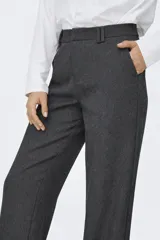 Pantalón sastrero de corte wide leg y tiro alto, confeccionado en tejido de twill con acabado estructurado. Presenta cierre frontal con gancho y cremallera, además de pasacintos en la cintura.