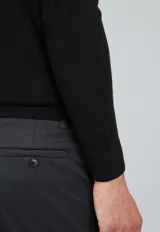 Sweater de algodón color verde petróleo, con cuello redondo y mangas largas.