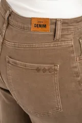 Jean de corte flare y tiro alto, color marrón lavado con costuras decorativas verticales en las piernas y diseño de cinco bolsillos.