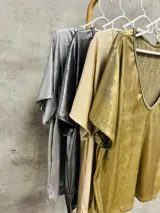 Blusa plateada de manga corta con cuello en V.