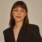Set de joyería compuesto por collar con dije de punto de luz y par de caravanas a juego, confeccionados en plata 925 con engaste de circonias.