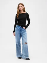 Remera de manga larga con cuello bote, confeccionada en tejido de punto suave y elástico, con un corte ajustado al cuerpo.