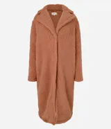 Bata de baño larga color tostado confeccionada en sherpa. Tiene cuello en V con solapa, mangas largas y cierre con botón a presión.