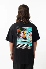 Remera negra de algodón con estampa en la espalda de una ilustración de Adrian Willard que representa una mujer con una rosa en el pelo y un cráneo fumando, sobre un fondo con damero y texto en japonés.