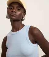 Top cropped musculosa de mujer, color marrón oscuro, confeccionado en tejido ribana acanalado, con cuello redondo y sin mangas.