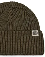 Gorro tipo beanie de punto acanalado en color negro, con vuelta y etiqueta pequeña con logo de la marca en el frente.