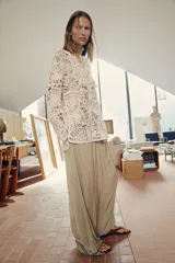 Pantalón de tiro alto color bordó, de pernera ancha y corte fluido, con cintura elástica.