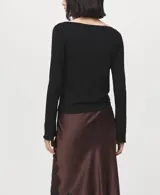 Remera negra de manga larga con cuello barco, confeccionada en tejido elástico y entallado.