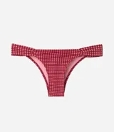 Bombacha de bikini Bossa Nossa confeccionada en microfibra con estampado de cuadros vichy en color rojo, con laterales anchos y drapeados y detalle de medallita metálica.
