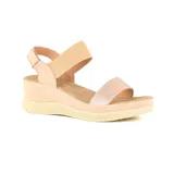 Sandalias de plataforma color rosa con tiras de ajuste elásticas.