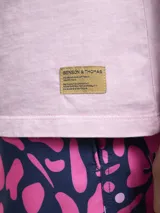 Remera verde militar de manga corta con bolsillo en el pecho.