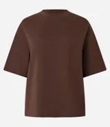 Blusa básica de mujer color negro, confeccionada en malla encorpada de algodón, con cuello redondo y mangas cortas de corte oversized con sisas desplazadas.