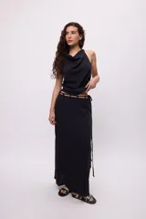 Falda larga de algodón color negro, con diseño de cintura baja y detalle de lazos laterales ajustables.