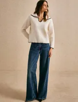 Sweater de punto color off white con cuello estilo sailor y detalles de borde festoneado en contraste negro en cuello, puños y ruedo. Presenta un diseño de manga larga y calce relajado.