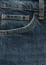 Jeans slim fit de tiro alto y diseño crop, en color azul con efecto lavado. Cuenta con cinco bolsillos, trabillas para cinto y cierre frontal con cremallera y botón.
